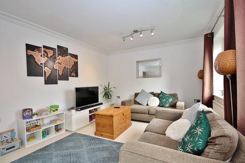 3 bedroom apartment for sale - Meadow View, Chertsey, Surrey, KT16
