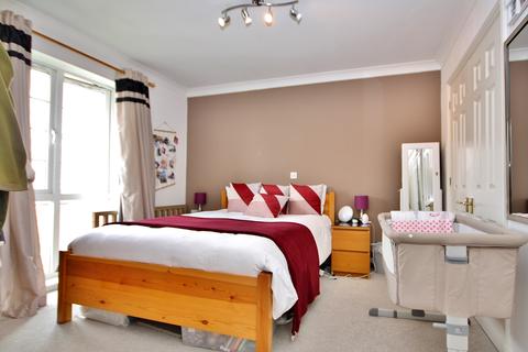 3 bedroom apartment for sale - Meadow View, Chertsey, Surrey, KT16