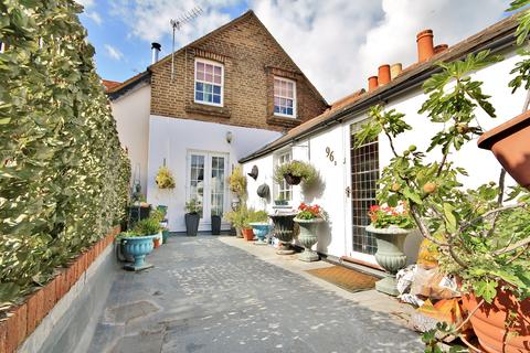 4 bedroom house for sale - Guildford Street, Chertsey, Surrey, KT16