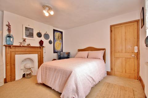 4 bedroom house for sale - Guildford Street, Chertsey, Surrey, KT16
