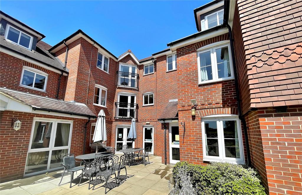 Oyster Lane, Byfleet, West Byfleet... 2 bed apartment £180,000