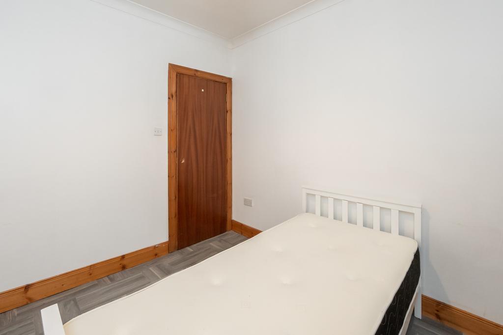 Milton Street, Dundee, DD3 3 bed semidetached house £165,000