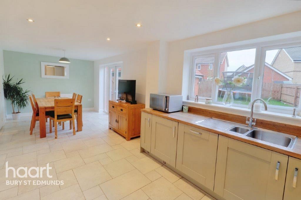 St Edmunds Drive, Elmswell, Bury St Edmunds 5 bed detached house £475,000
