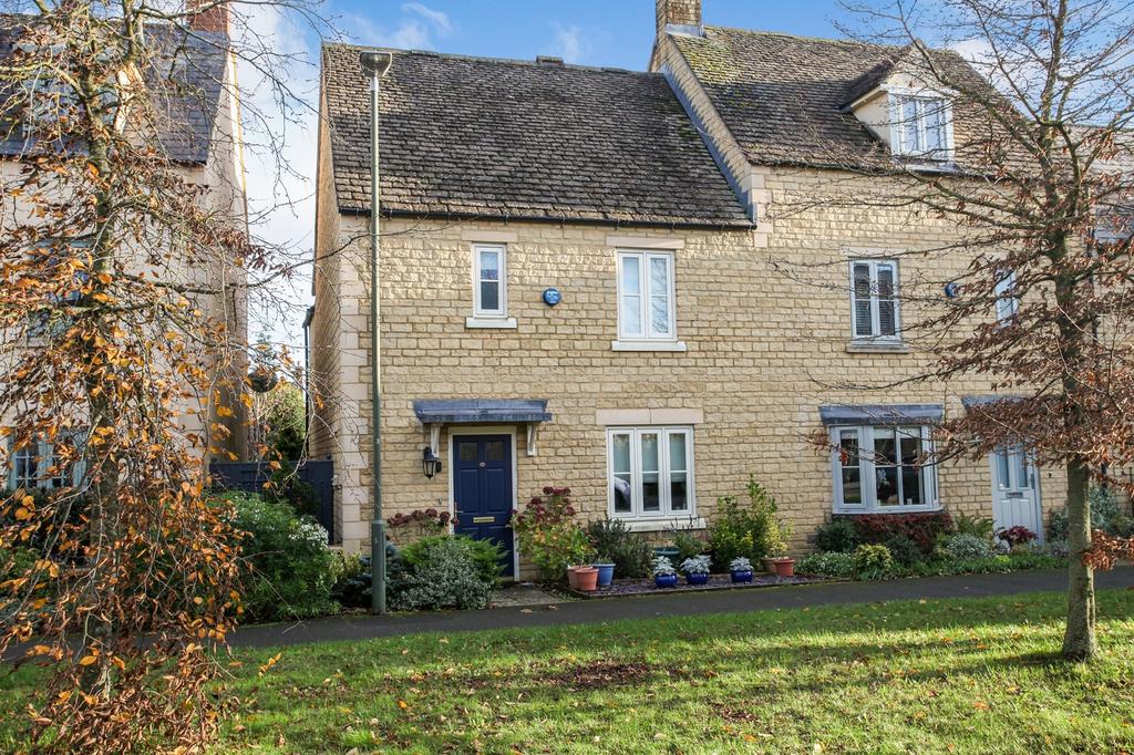 Blenheim Way, MoretoninMarsh... 3 bed semidetached house £395,000