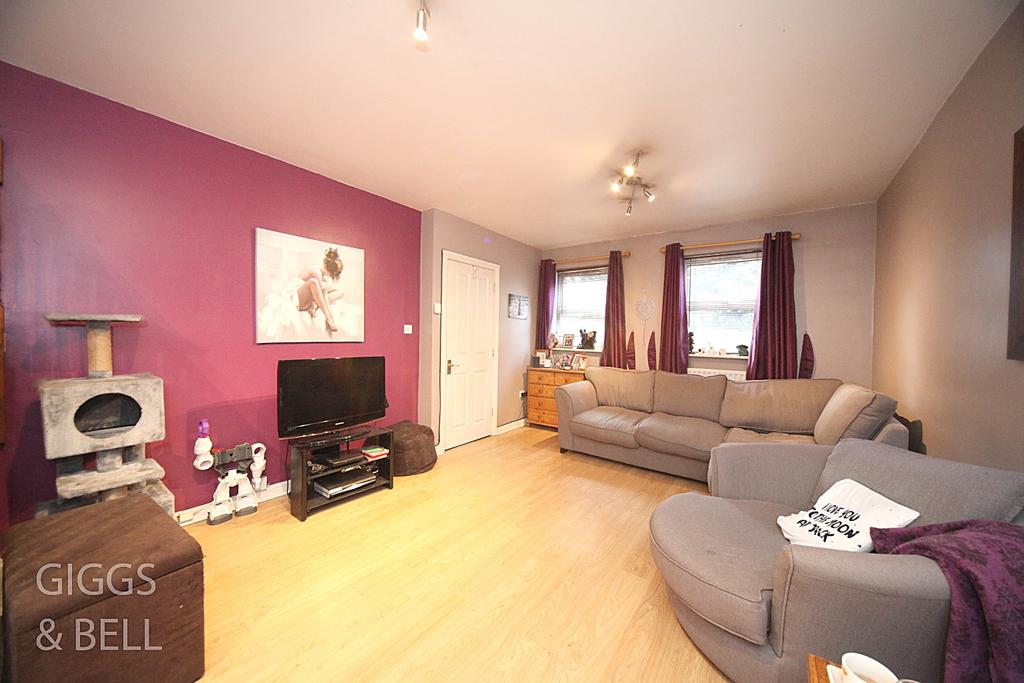 Farley Hill, Luton, Bedfordshire, LU1 2 bed £200,000