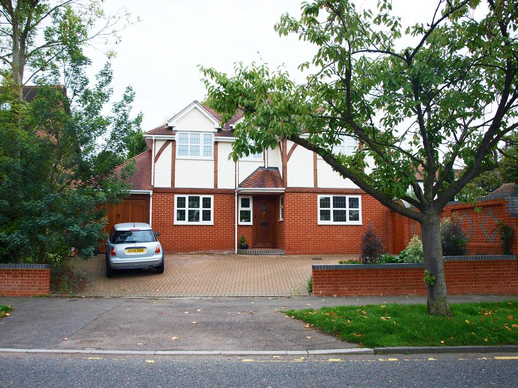 Crossways, Shenfield CM15 3 bed detached house to rent £2,750 pcm (£635 pw)