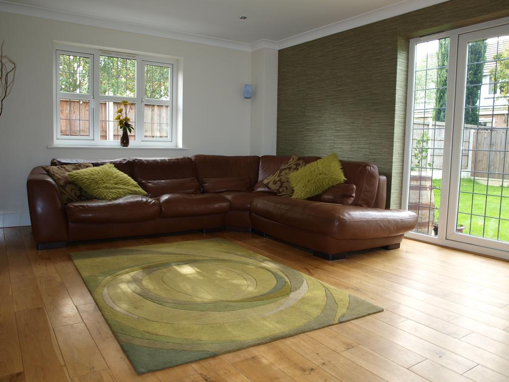 Crossways, Shenfield CM15 3 bed detached house to rent £2,750 pcm (£