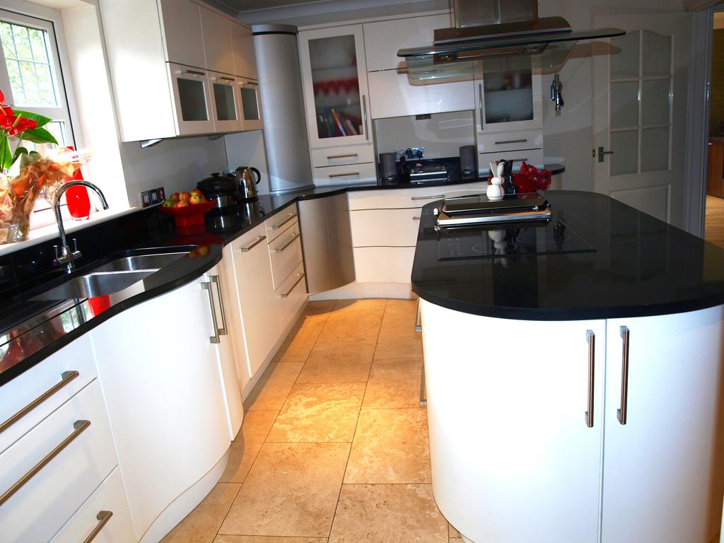 Crossways, Shenfield CM15 3 bed detached house £2,750 pcm (£635 pw)