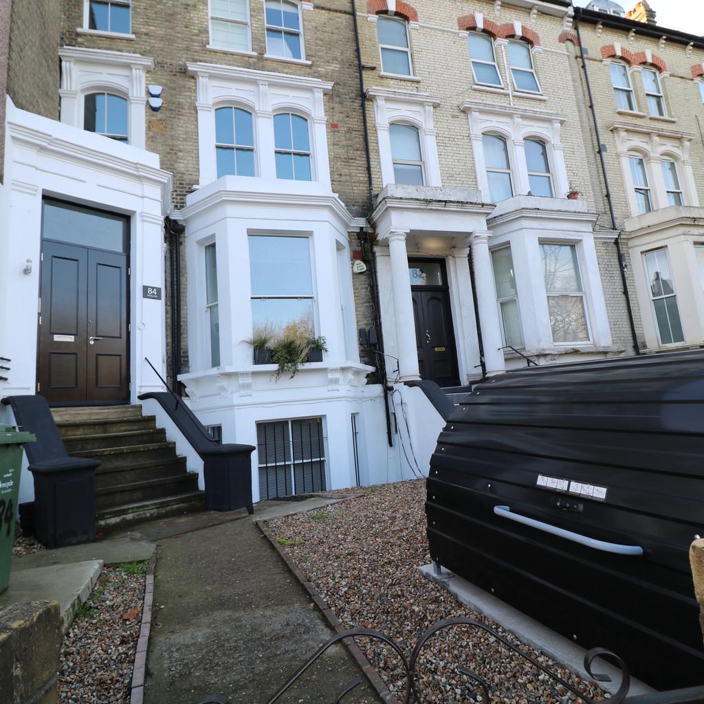 Brixton Hill, London SW2 1 bed flat £1,695 pcm (£391 pw)