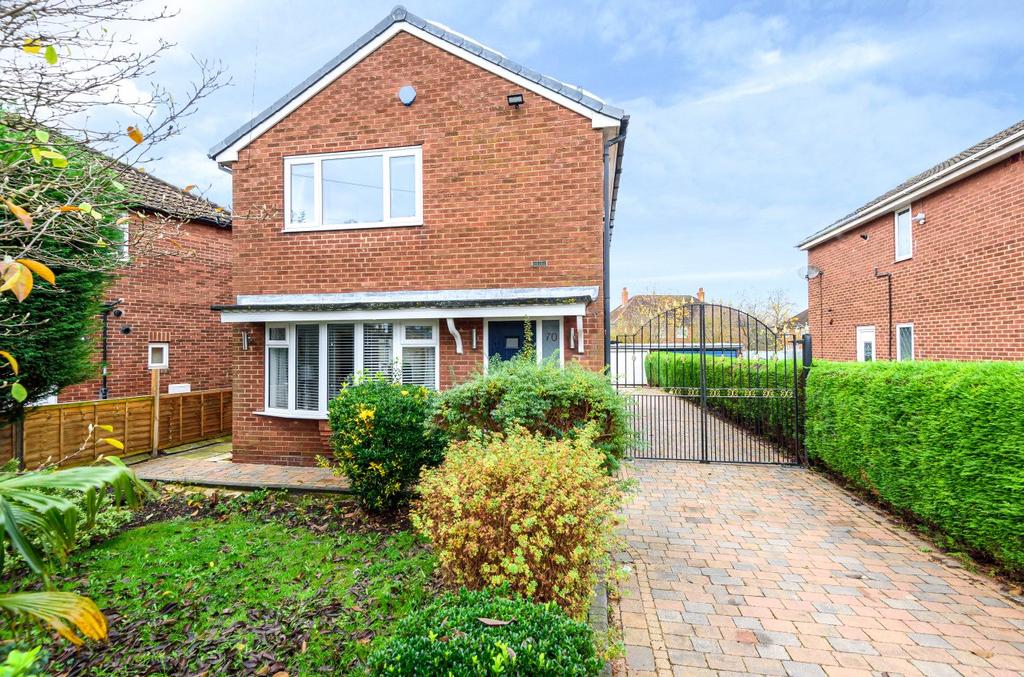 Moor Grange View, West Park, Leeds... 3 bed detached house £385,000