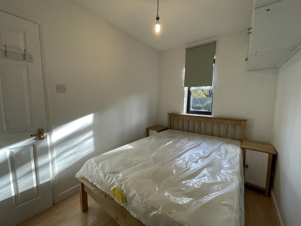 Cheltenham Close, New Malden, KT3 1 bed flat £1,200 pcm (£277 pw)