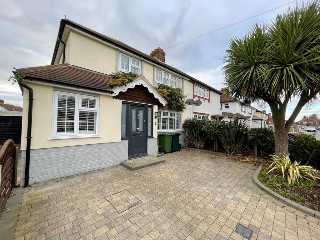 Ash Grove, Staines 4 bed semidetached house £2,800 pcm (£646 pw)