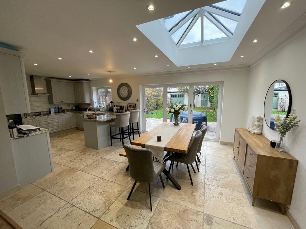 Ash Grove, Staines 4 bed semidetached house £2,800 pcm (£646 pw)