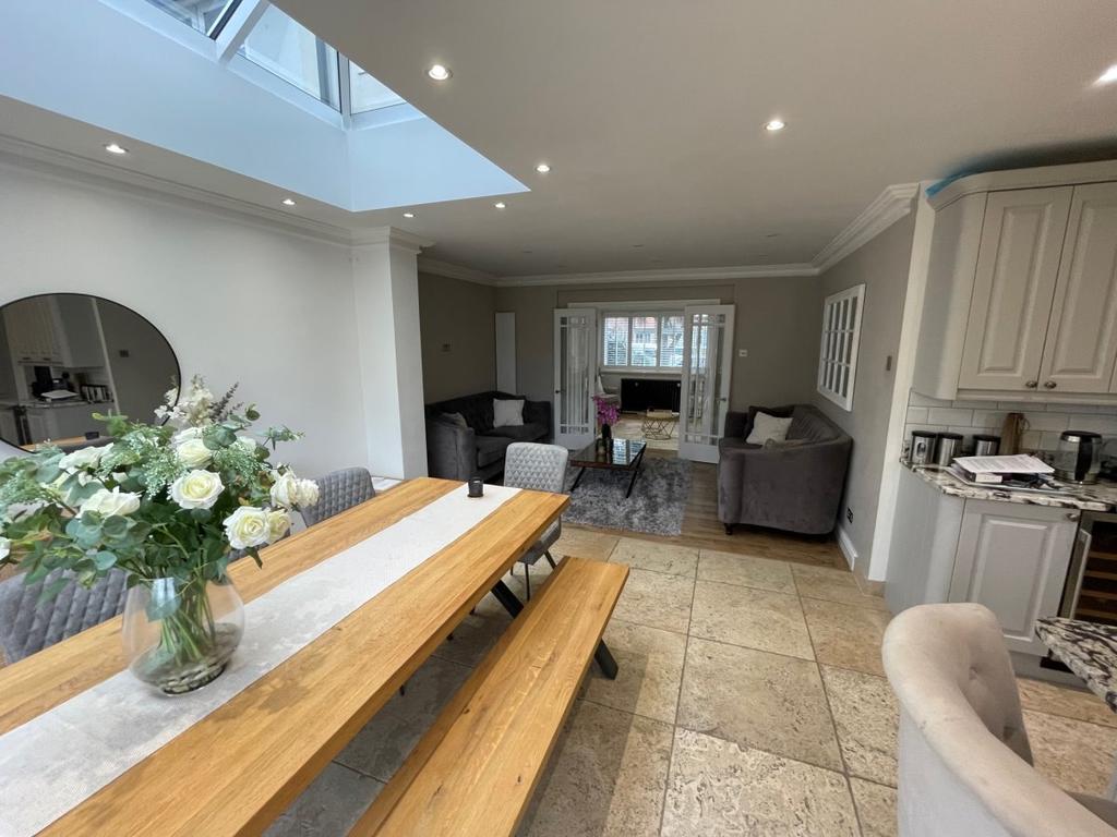 Ash Grove, Staines 4 bed semidetached house £2,800 pcm (£646 pw)