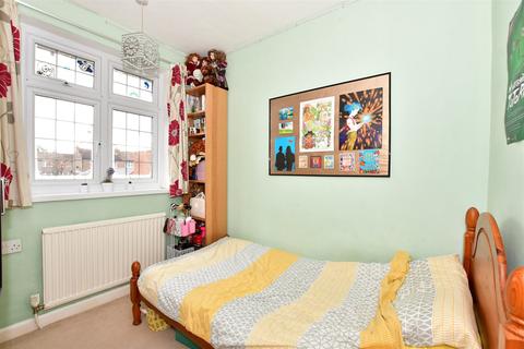 99 Kenneth Road, Romford, RM6 6LR