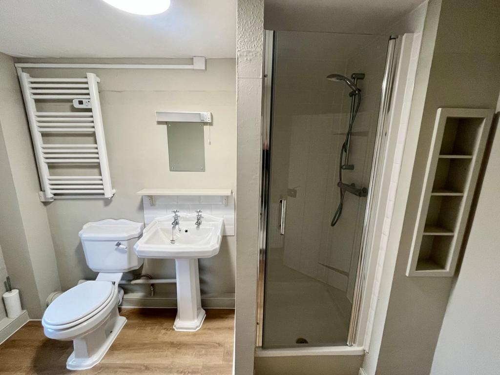 Bathroom 1 Image 2