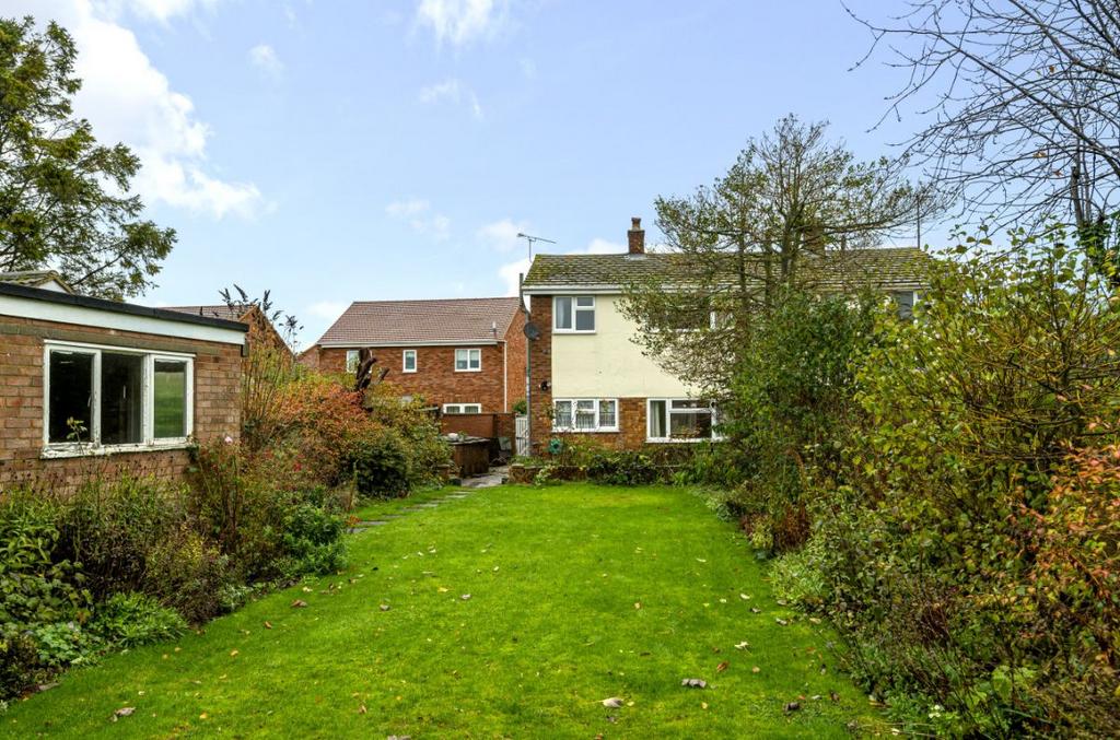 Lordsmead, Cranfield, Bedford 3 bed semidetached house £350,000