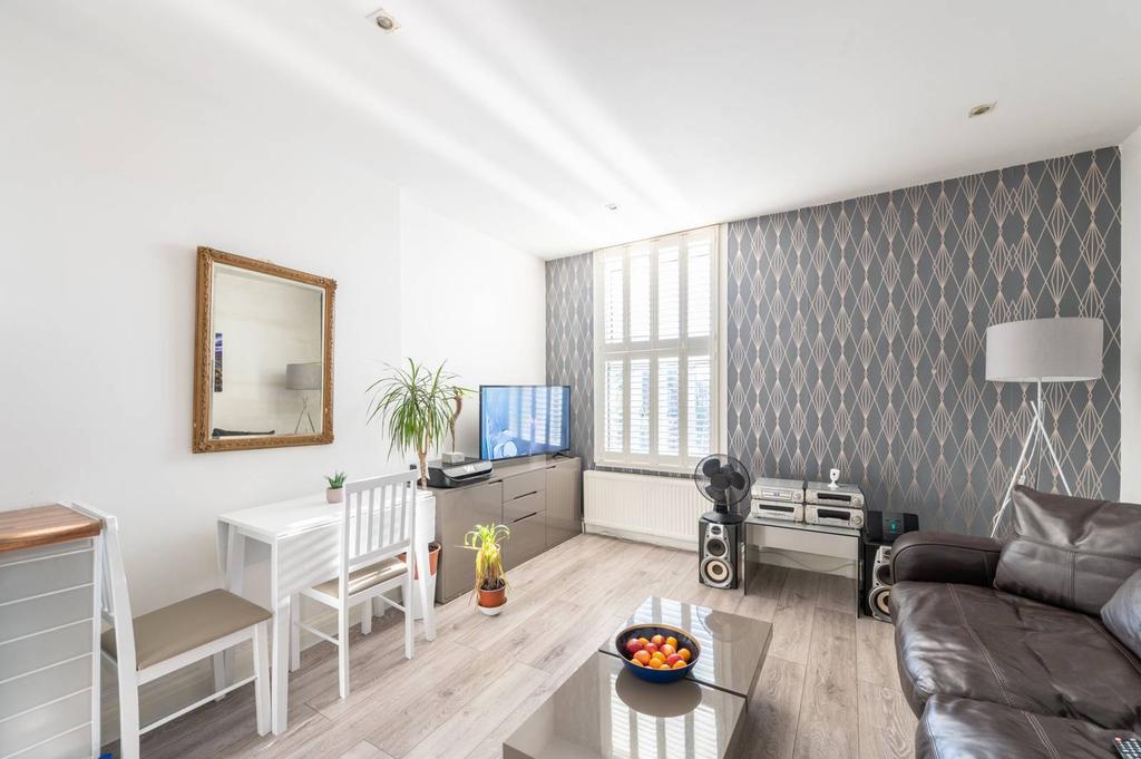 Baldry Gardens, Streatham Common... 2 bed flat £400,000