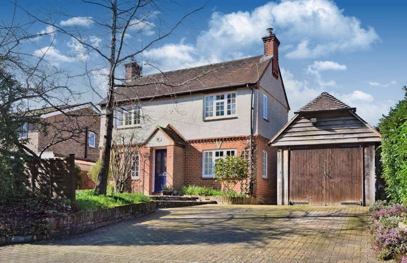Upper Bourne Lane, Farnham 3 bed detached house £800,000