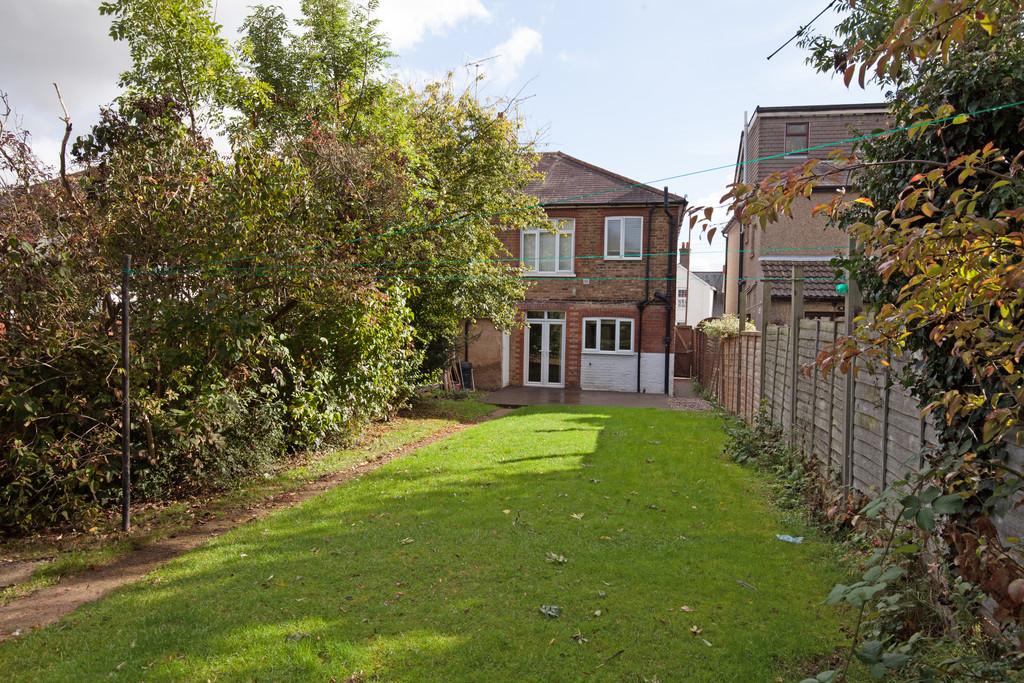 Van Diemans Road, Chelmsford 3 bed semidetached house £1,450 pcm (£335 pw)