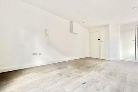 Studio to rent, New Cross Road, SE14