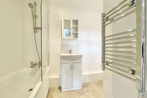 Studio to rent, New Cross Road, SE14