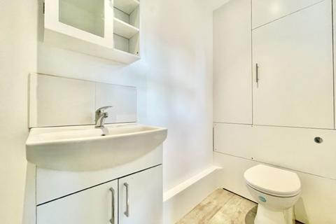 Studio to rent, New Cross Road, SE14