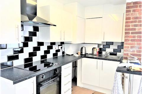 Studio to rent - Carterhatch Road, London