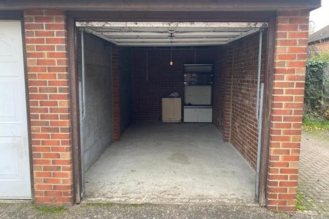 Garage to rent - Harwood Close, North Wembley, HA0