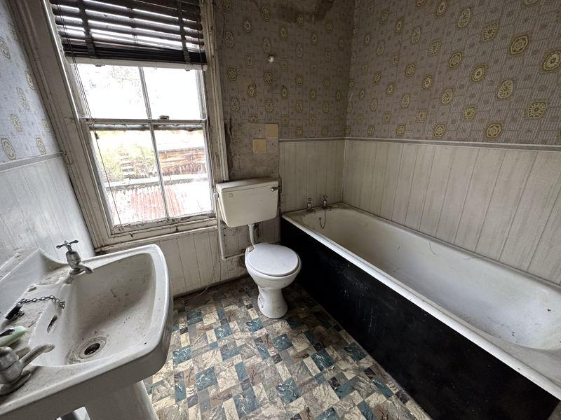 East Crescent, Loftus 2 bed terraced house £40,000