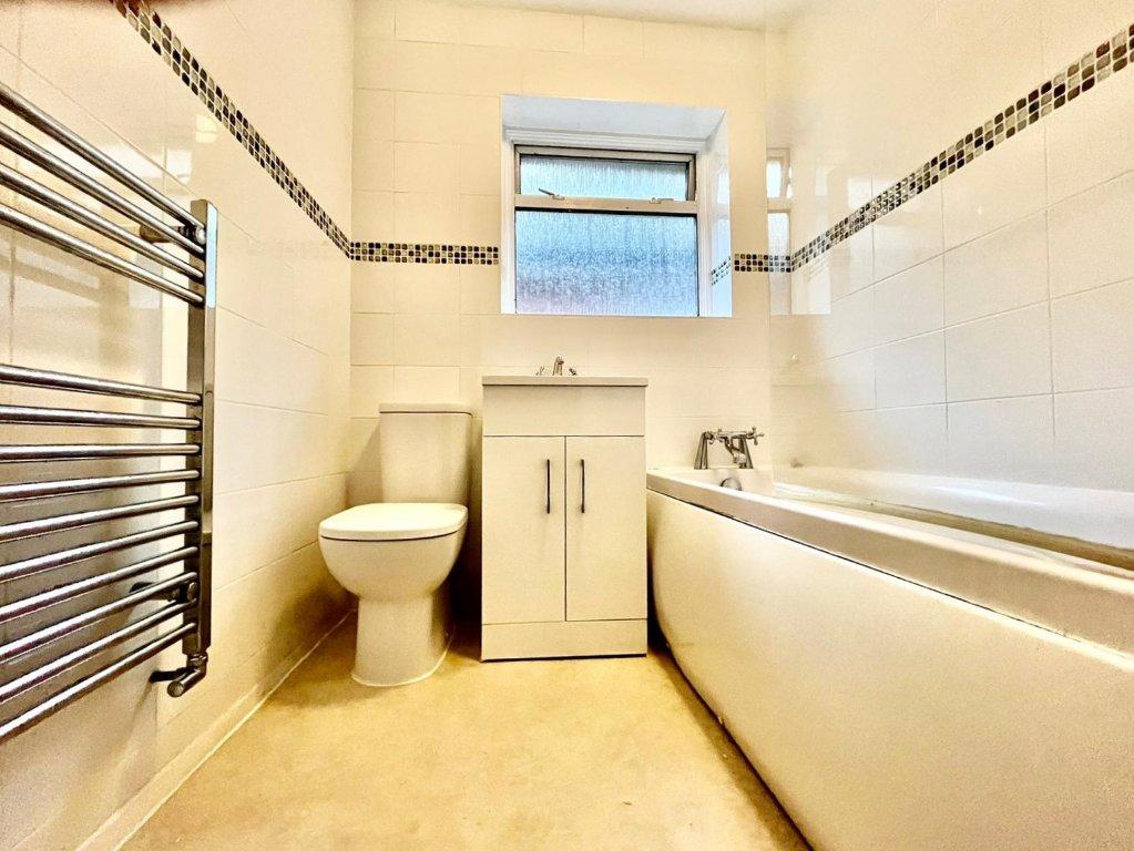 Lloyd Court, Pinner, Middlesex, HA5 2 bed flat £1,650 pcm (£381 pw)