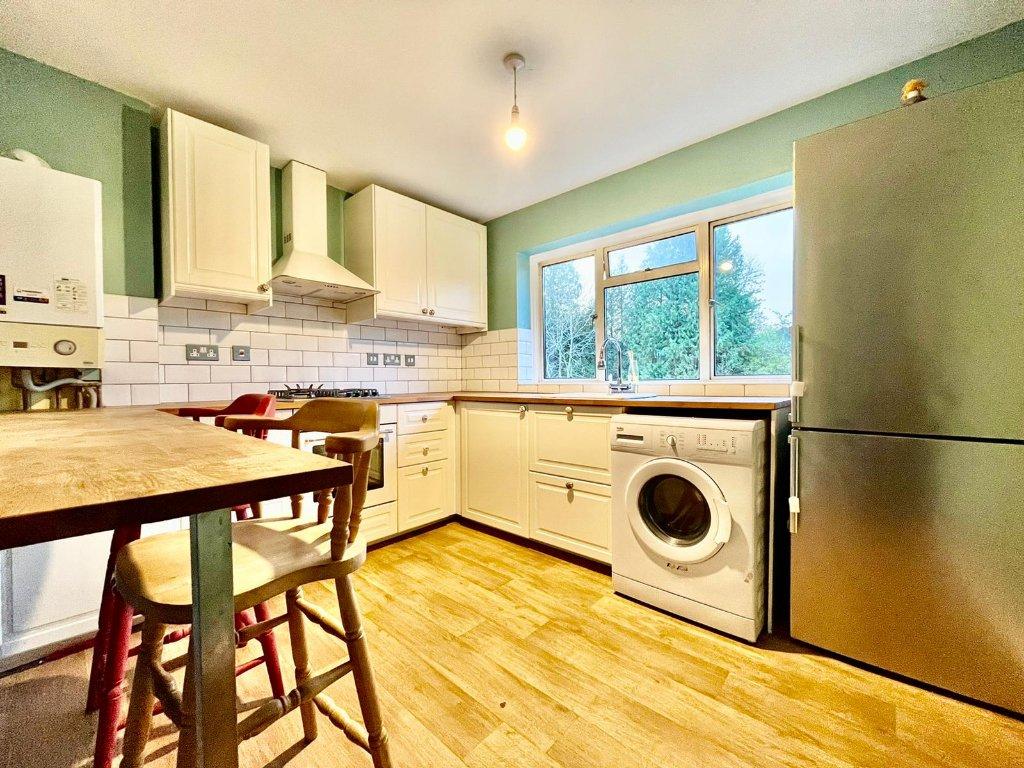 Lloyd Court, Pinner, Middlesex, HA5 2 bed flat £1,650 pcm (£381 pw)