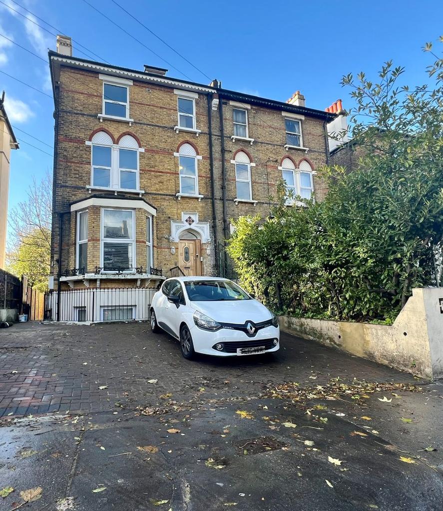 St Peters Road, Croydon 2 bed flat £1,800 pcm (£415 pw)