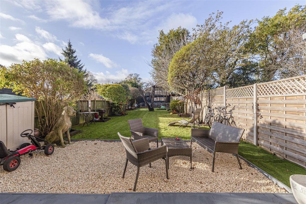 14 King Road, New Haw - 6.jpg