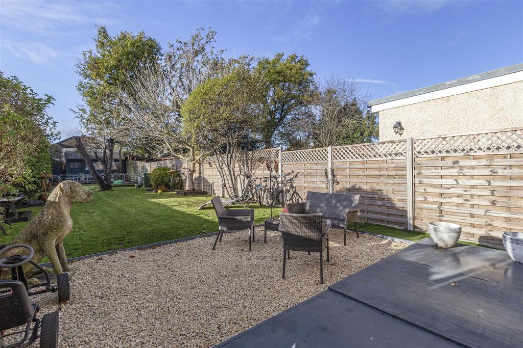 14 King Road, New Haw - 5.jpg