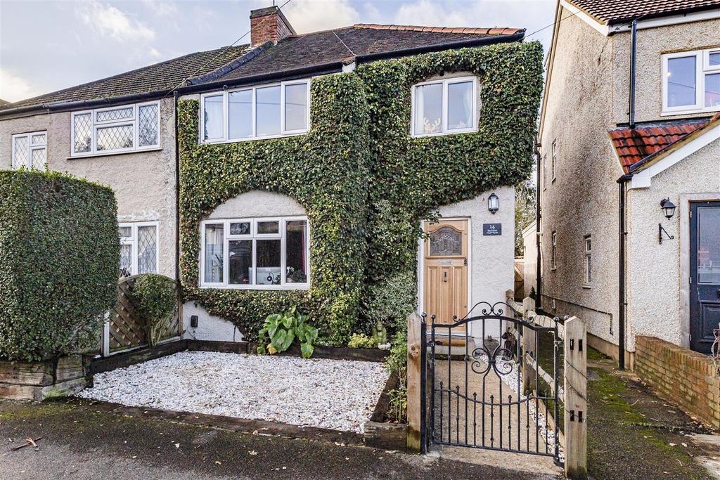 14 King Road, New Haw - 16.jpg