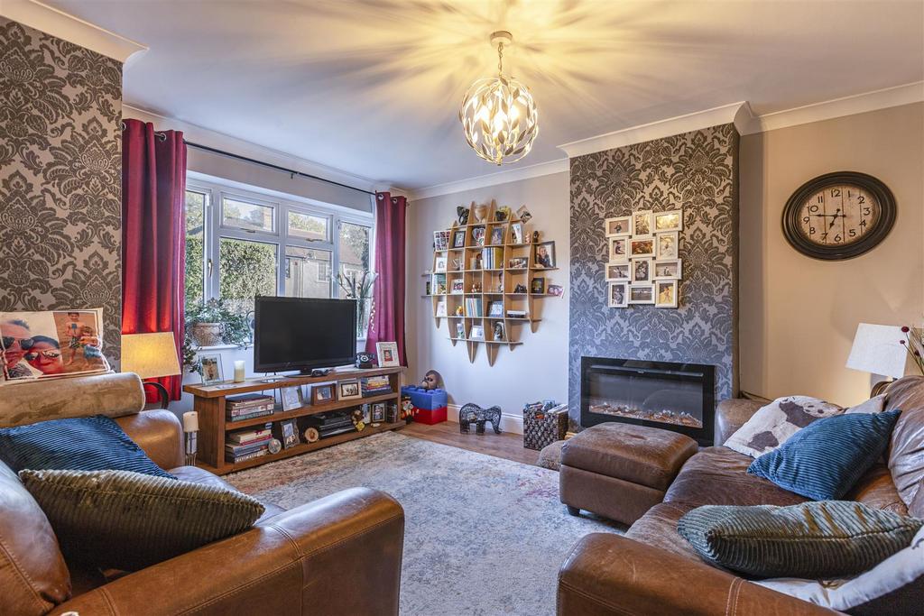 14 King Road, New Haw - 1.jpg