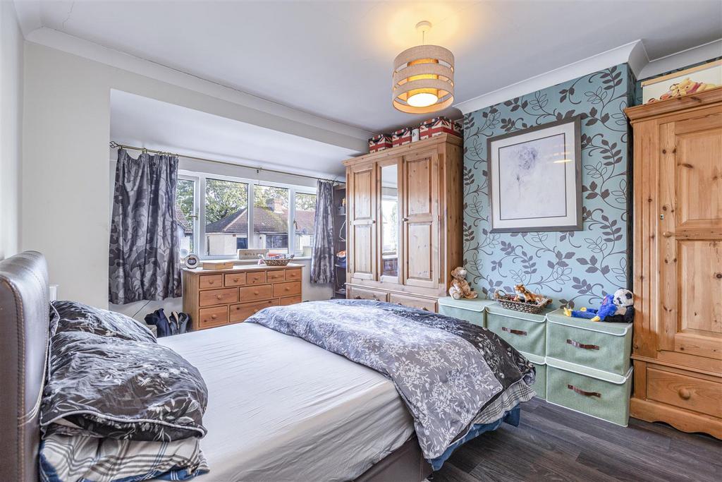 14 King Road, New Haw - 13.jpg