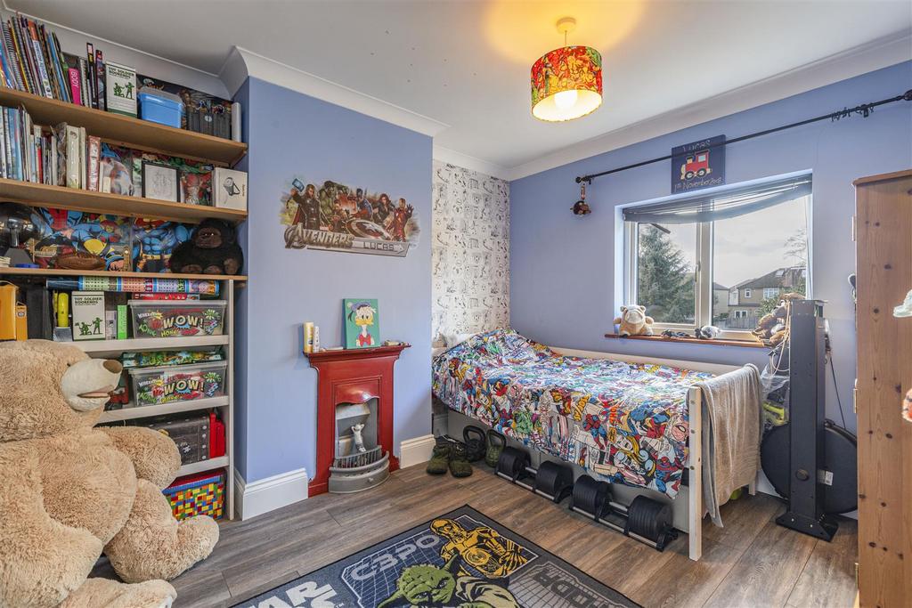 14 King Road, New Haw - 12.jpg