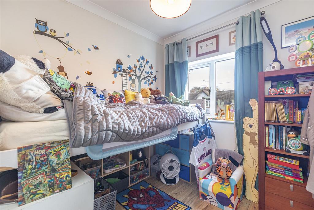14 King Road, New Haw - 14.jpg