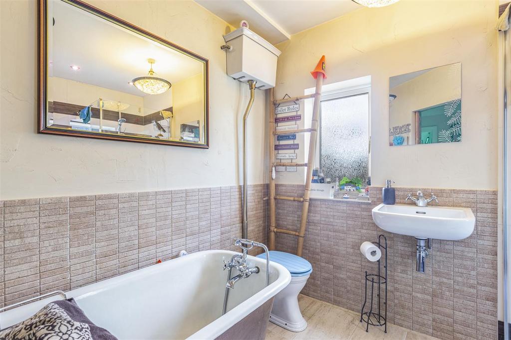 14 King Road, New Haw - 10.jpg