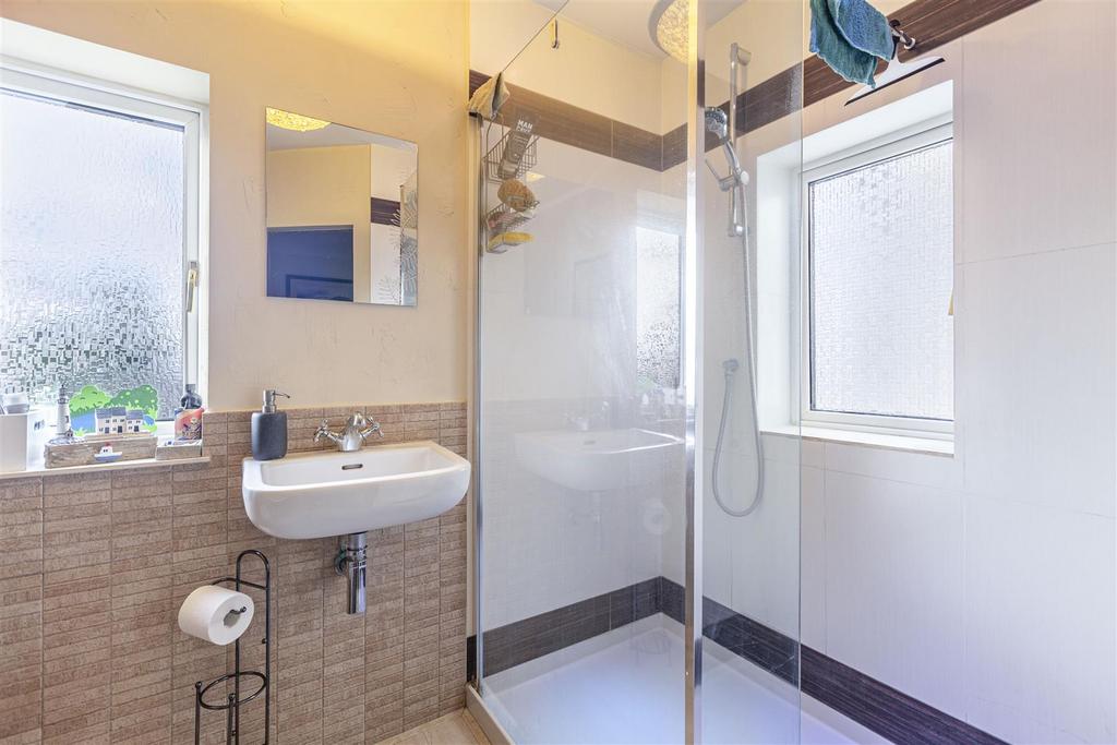 14 King Road, New Haw - 11.jpg