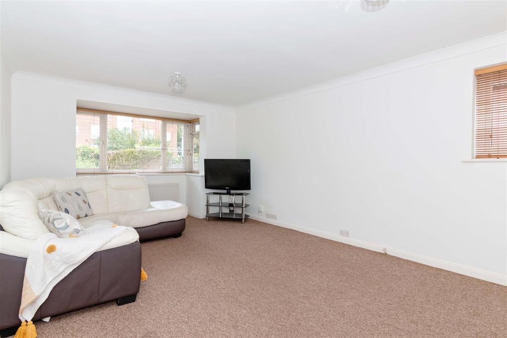 Victoria Road, Worthing 2 bed flat £1,100 pcm (£254 pw)