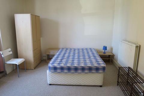 3 bedroom flat to rent - Cowely Road
