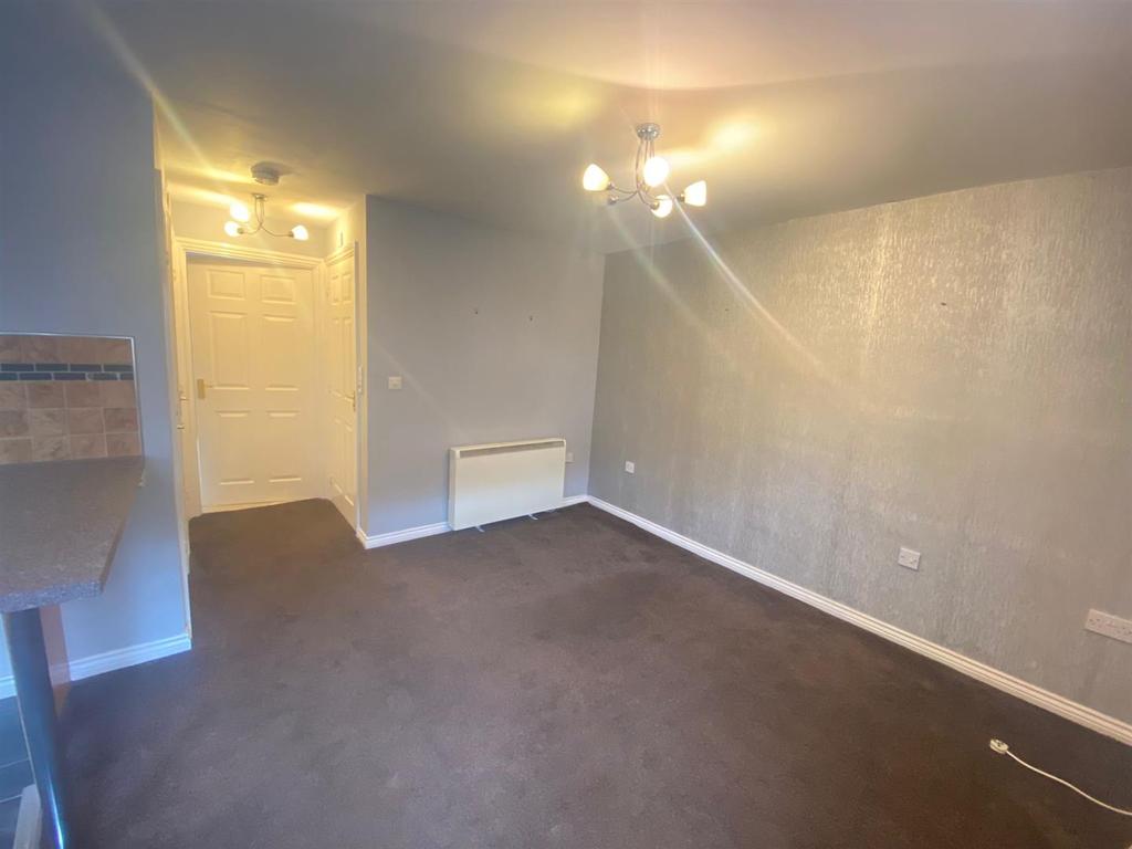 York Close, Rugeley, Staffordshire 1 bed flat £550 pcm (£127 pw)