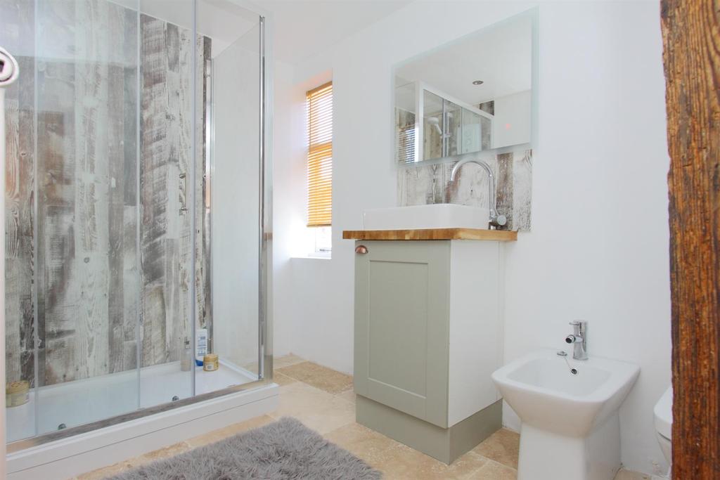 Swampton House - Bathroom.JPG