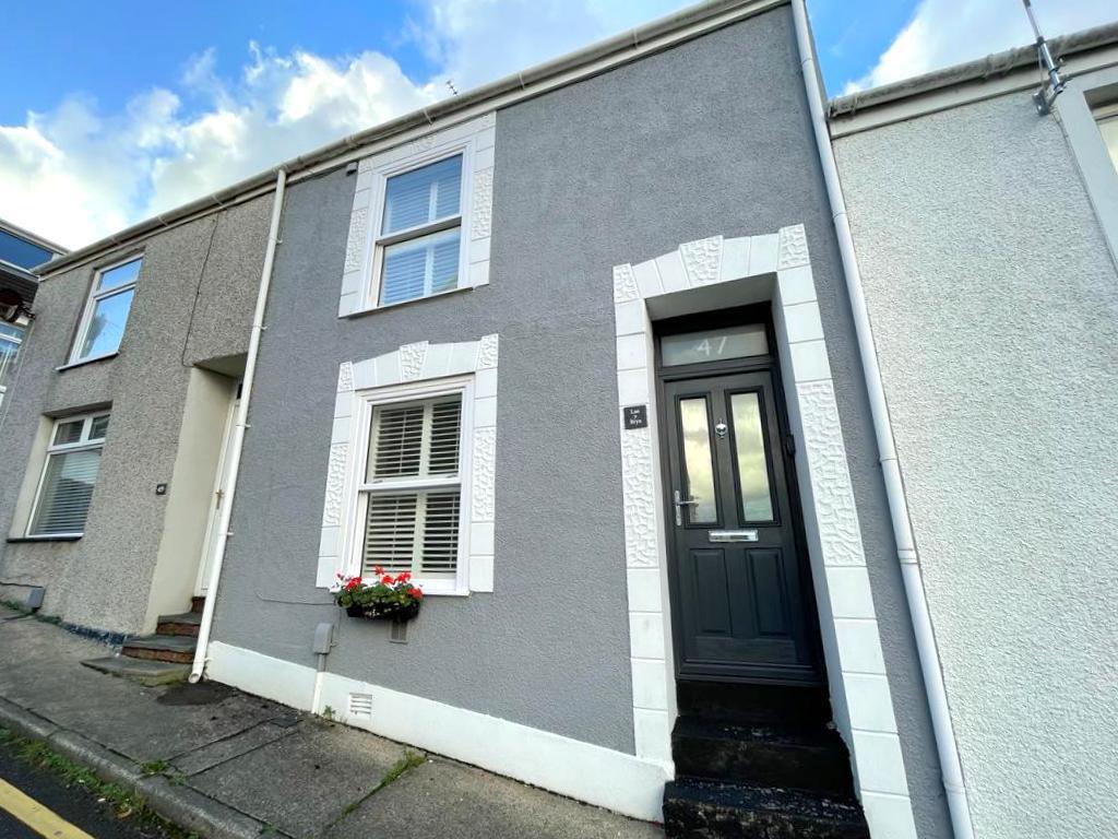 Gloucester Place, Mumbles, Swansea 2 bed terraced house £330,000