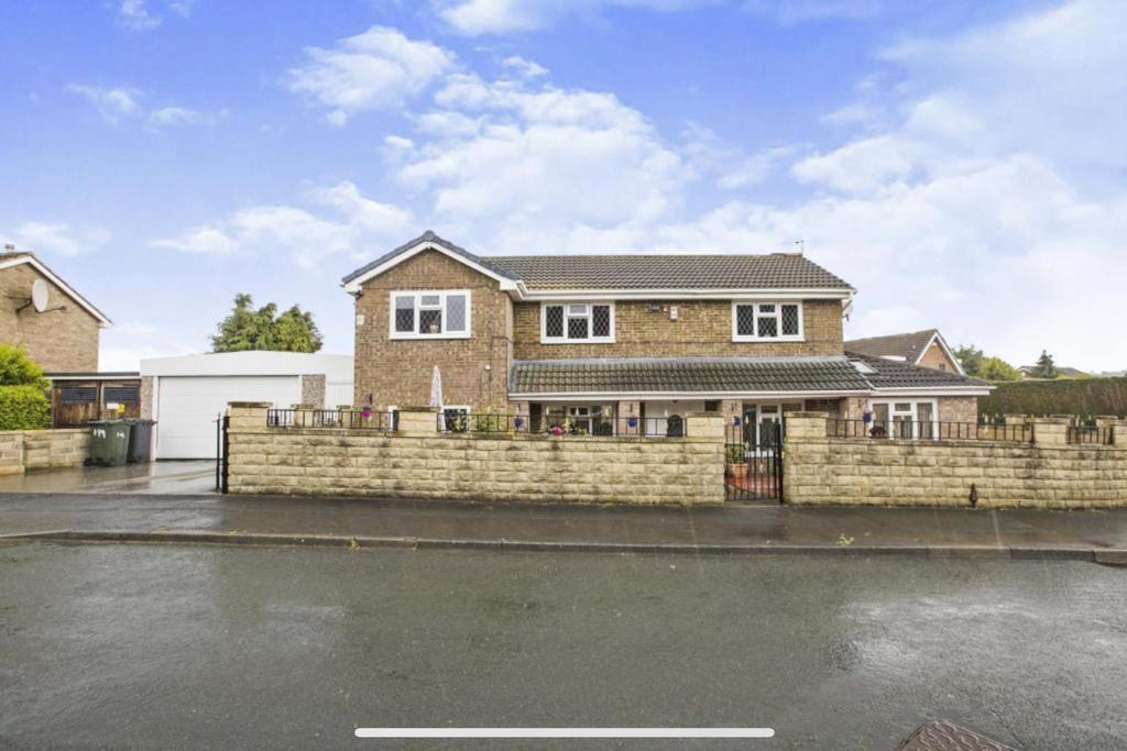 Hunters Park Avenue, Clayton, Bradford 5 bed detached house £299,950