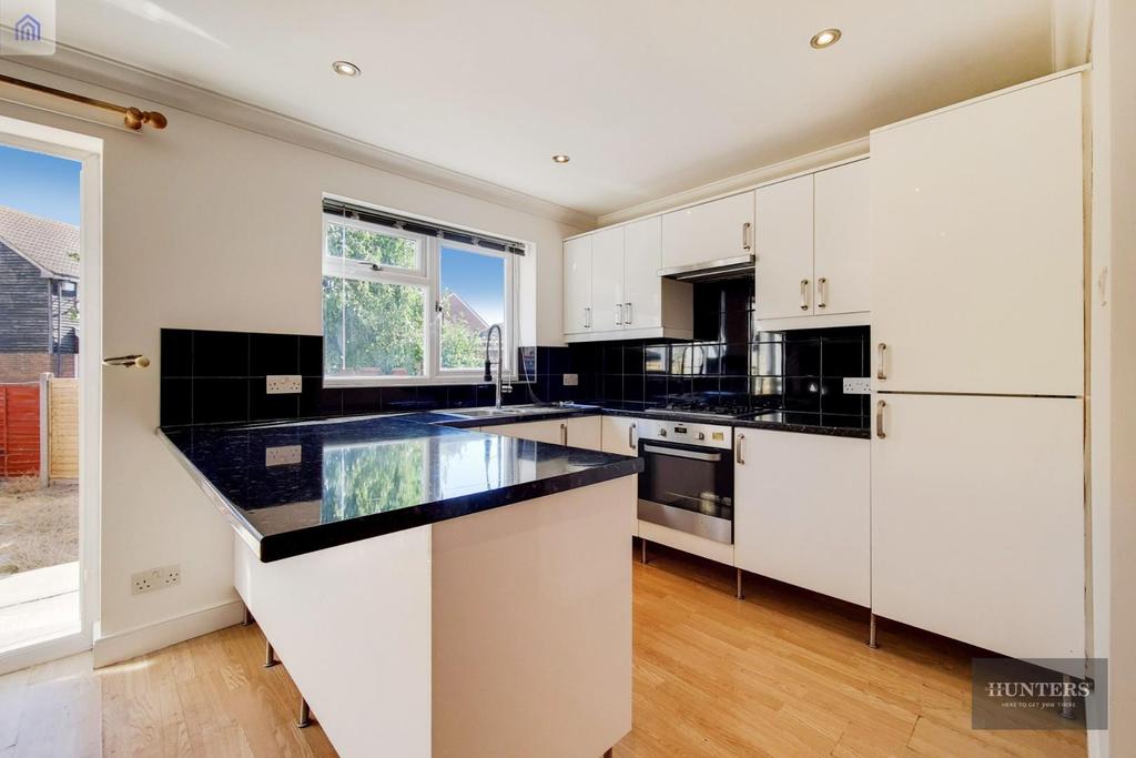 Fulmer Road, London, E16 3 bed semidetached house £1,900 pcm (£438 pw)