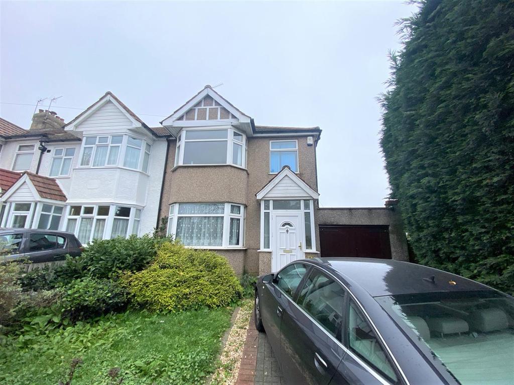 Brigadier Hill, Enfield EN2 3 bed house £2,100 pcm (£485 pw)